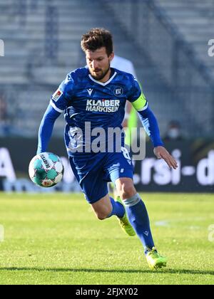 Karlsruhe, Germania. 26 Apr 2021. Calcio: 2. Bundesliga, Karlsruher SC - Erzgebirge Aue, Matchday 29 a Wildparkstadion. Jerome Gondorf di Karlsruhe. Credit: Uli Deck/dpa/Alamy Live News Foto Stock