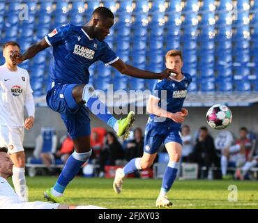 Karlsruhe, Germania. 26 Apr 2021. Calcio: 2. Bundesliga, Karlsruher SC - Erzgebirge Aue, Matchday 29 a Wildparkstadion. Babacar Gueye di Karlsruhe. Credit: Uli Deck/dpa/Alamy Live News Foto Stock