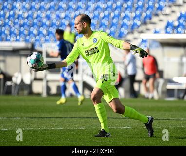 Karlsruhe, Germania. 26 Apr 2021. Calcio: 2. Bundesliga, Karlsruher SC - Erzgebirge Aue, Matchday 29 a Wildparkstadion. Marius Gersbeck di Karlsruhe. Credit: Uli Deck/dpa/Alamy Live News Foto Stock