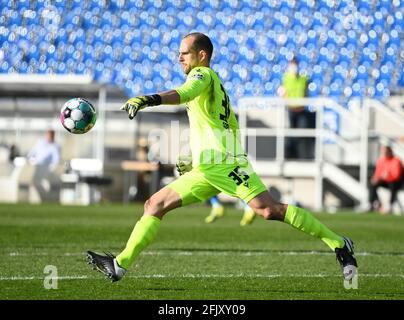 Karlsruhe, Germania. 26 Apr 2021. Calcio: 2. Bundesliga, Karlsruher SC - Erzgebirge Aue, Matchday 29 a Wildparkstadion. Marius Gersbeck di Karlsruhe. Credit: Uli Deck/dpa/Alamy Live News Foto Stock