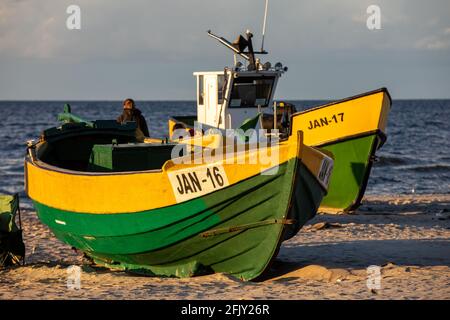 Jantar, Polonia - 7 settembre 2020: Colorate barche da pesca sulla spiaggia vicino al mare a Jantar, Pomerania, Polonia Foto Stock