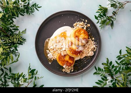 Frittelle al curdo con caramello salato e yogurt Foto Stock