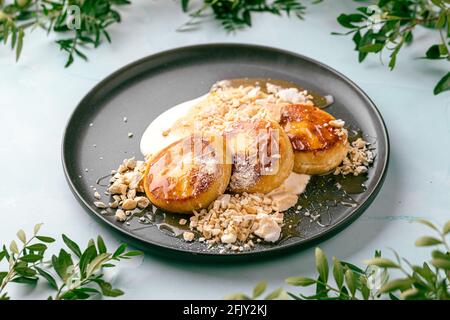 Frittelle al curdo con caramello salato e yogurt Foto Stock