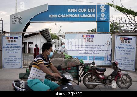 Phnom Penh, Cambogia. 27 Apr 2021. I lavoratori della fabbrica vengono vaccinati contro COVID-19 in una zona rossa a Phnom Penh.Phnom Penh rimane in blocco, mentre la Cambogia prende drastiche misure per ridurre la diffusione del suo peggiore focolaio COVID-19 fino ad oggi. Il blocco ha costretto molti a non lavorare, compresi i lavoratori delle fabbriche e i venditori del mercato, lasciando i residenti più poveri delle città alle prese con difficoltà o incapaci di permettersi le necessità di base. (Foto di Andy Ball/SOPA Images/Sipa USA) Credit: Sipa USA/Alamy Live News Foto Stock