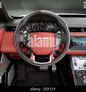 range rover velar con interni e sfondo nero Foto Stock