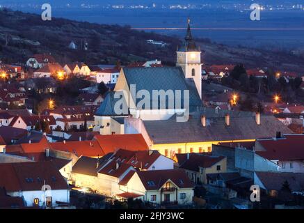 Piccola città in Slovacchia - Svaty Jur di notte Foto Stock