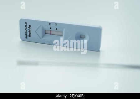 Test antigene rapido SARS-COV-2 negativo Foto Stock