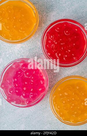 Diverse ciotole di colorate bolle di perle di tapioca Foto Stock