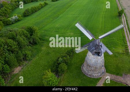 Mulino a vento europeo in campo verde dall'alto - mulino aereo Foto Stock