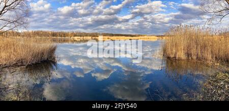 Lago con le nuvole di riflessione in primavera Foto Stock