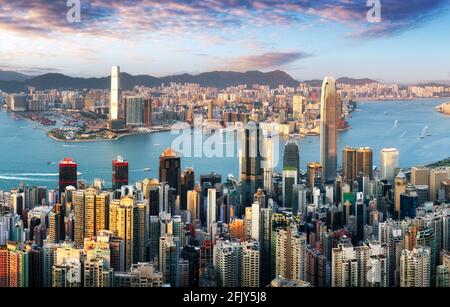 Skyline di Hong Kong da Victoria Peak in una giornata di sole Foto Stock