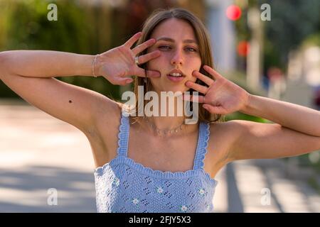 Ritratto di giovane donna seduta su lunghe scale di cemento Foto Stock