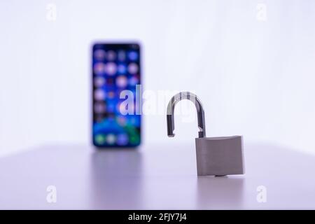 Privacy e protezione dei dati: Computer portatile e smartphone con lucchetto in primo piano Foto Stock