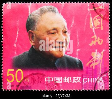 MOSCA, RUSSIA - 16 NOVEMBRE 2019: Francobollo stampato in Repubblica di Cina mostra Deng Xiaoping, ritorno di Macao in Cina serie, circa 1999 Foto Stock