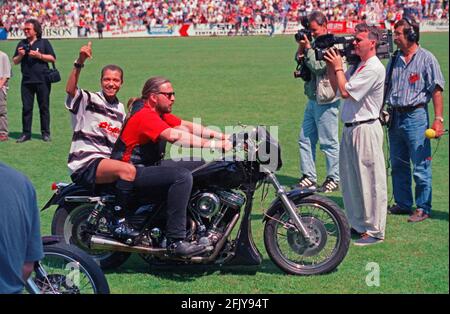 Il cantante Lee della band Tic TAC Toe su un Harley-Davidson, in occasione di una partita di beneficenza organizzata dal club sportivo LSK, 17 maggio 1998, Lüneburg, bassa Sassonia, Germania Foto Stock