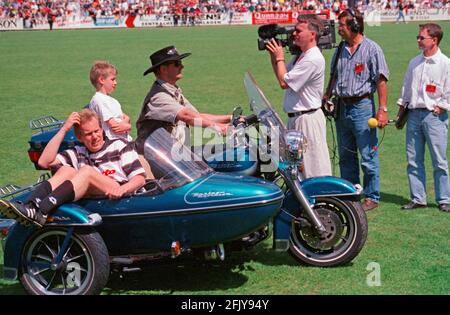 Il conduttore televisivo Johannes B. Kerner in una vettura Harley-Davidson, in occasione di una partita di beneficenza organizzata dal club sportivo LSK, 17 maggio 1998, Lüneburg, bassa Sassonia, Germania Foto Stock