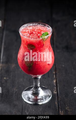 Bicchiere di cocktail di frutti di bosco rossi su sfondo di legno Foto Stock