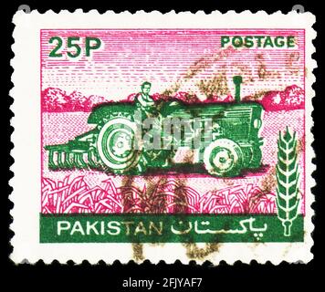 MOSCA, RUSSIA - 27 SETTEMBRE 2019: Francobollo stampato in Pakistan Shows Tractor, 25 paisa paistana, Serie Agricoltura, circa 1979 Foto Stock