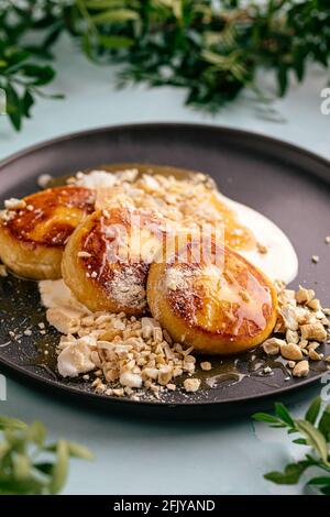 Frittelle al curdo con caramello salato e yogurt Foto Stock