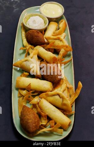 specialità di cibo arabico libanese la selezione di mezze calde fritte include ingrasso di spinaci, involtini di formaggio e kebe di agnello Foto Stock