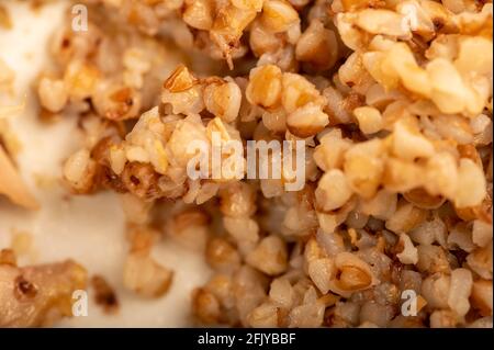 Porridge di grano saraceno bollito. Piatti tradizionali della cucina russa. Vista dall'alto della texture del grano saraceno. Foto Stock