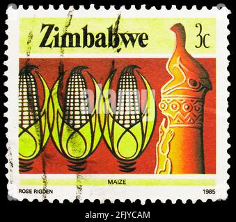 MOSCA, RUSSIA - 27 SETTEMBRE 2019: Francobollo stampato in Zimbabwe mostra Maize, 3 cent dello Zimbabwe, serie di infrastrutture nazionali, circa 1985 Foto Stock