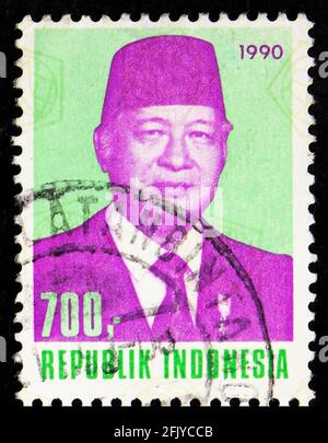 MOSCA, RUSSIA - 27 SETTEMBRE 2019: Francobollo stampato in Indonesia mostra Presidente Suharto, 700 Rp - Rubiah indonesiano, serie, circa 1990 Foto Stock