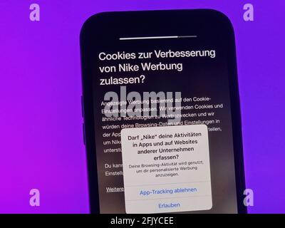 Berlino, Germania. 26 Apr 2021. Query sulla privacy su un iPhone 12 Pro Max. Con il nuovo sistema operativo iPhone iOS 14.5, gli utenti possono consentire o non consentire il tracciamento degli annunci tra provider. Credit: Christoph Dernbach/dpa/Alamy Live News Foto Stock