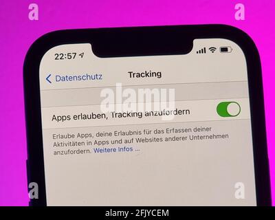 Berlino, Germania. 26 Apr 2021. Query sulla privacy su un iPhone 12 Pro Max. Con il nuovo sistema operativo iPhone iOS 14.5, gli utenti possono consentire o proibire il monitoraggio della pubblicità da parte di più fornitori. Il tracciamento può essere impedito anche con un interruttore software. Credit: Christoph Dernbach/dpa/Alamy Live News Foto Stock