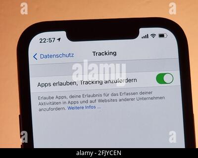 Berlino, Germania. 26 Apr 2021. Query sulla privacy su un iPhone 12 Pro Max. Con il nuovo sistema operativo iPhone iOS 14.5, gli utenti possono consentire o proibire il monitoraggio della pubblicità da parte di più fornitori. Il tracciamento può essere impedito anche con un interruttore software. Credit: Christoph Dernbach/dpa/Alamy Live News Foto Stock