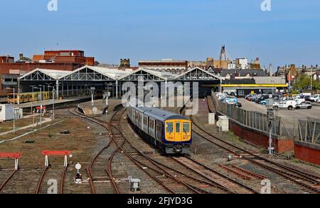 Una delle "nuove" unità flexi del Nord arriva in una soleggiata stazione di Southport. I test dei treni sono riavviati sulla linea Southport-Wigan. Foto Stock