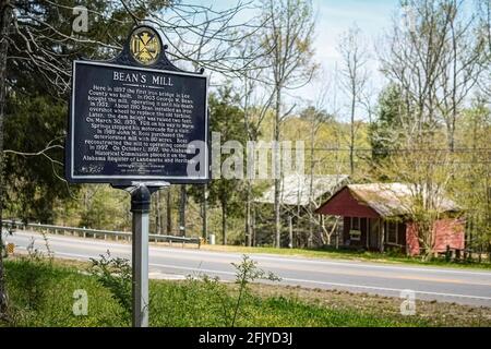 Opelika, Alabama, USA - 7 aprile 2021: Marcatore storico per Bean's Mill situato su Halawakee Creek nella contea rurale di Lee in primavera. Foto Stock