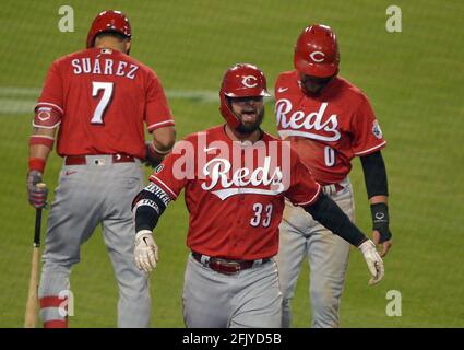 Los Angeles, Stati Uniti. 26 Apr 2021. Jesse Winkler di Cincinnati Reds (33) festeggia con i compagni di squadra dopo aver colpito una pista a due run dal reliever di Los Angeles Dodgers, Kenley Jansen, nel 10° inning al Dodger Stadium di Los Angeles lunedì 26 aprile 2021. I Reds sconfissero i Dodgers 5-3. Foto di Jim Ruymen/UPI Credit: UPI/Alamy Live News Foto Stock