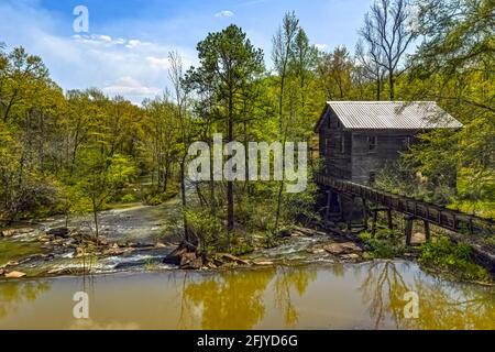 Opelika, Alabama, USA - 7 aprile 2021: Paesaggio dello storico Bean's Mill situato su Halawakee Creek nella contea rurale di Lee in primavera. Foto Stock