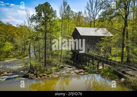 Opelika, Alabama, USA - 7 aprile 2021: Paesaggio dello storico Bean's Mill situato su Halawakee Creek nella contea rurale di Lee in primavera. Foto Stock