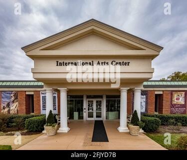 Troy, Alabama, USA-20 marzo 2021: Ingresso dell'International Arts Center nel campus della Troy University. Foto Stock