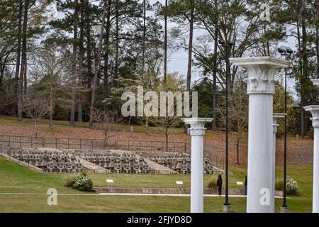 Troy, Alabama, USA-20 marzo 2021: Vista grandangolare del Janice Hawkins Cultural Arts Park nel campus della Troy University, sede dei Guerrieri di Terracotta Foto Stock