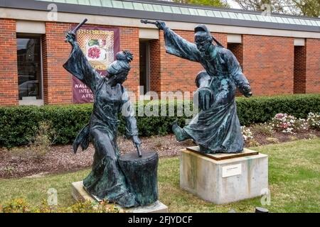 Troy, Alabama, USA-20 marzo 2021: Statue del Dr. Huo Bao Zhu di fronte all'International Arts Center nel campus della Troy University. Foto Stock