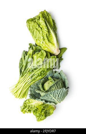 Diversi tipi di verdure verdi isolate su sfondo bianco. Foto Stock