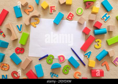 Concetto di formazione prescolare con lettere e numeri in posizione piatta, vista dall'alto Foto Stock