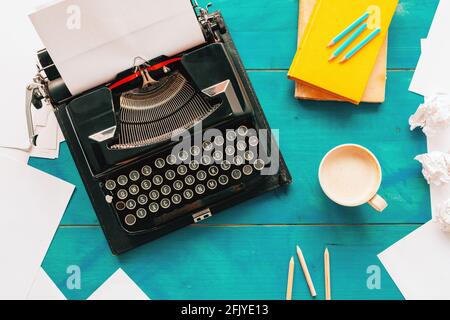 Vista dall'alto del concetto di blocco dello scrittore con macchina da scrivere classica d'epoca sulla scrivania dell'autore, spazio per la copia incluso Foto Stock