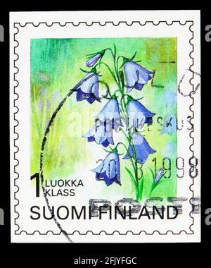 MOSCA, RUSSIA - 27 SETTEMBRE 2019: Francobollo stampato in Finlandia mostra Harebell (Campanula rotundifolia), Serie di fiori regionali, circa 1998 Foto Stock