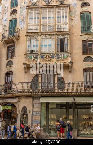 Palma de Mallorca, Spagna; aprile 23 2021: Facciata principale di Ca'n Forteza-Rey. Edificio modernista nel centro storico di Palma di Maiorca, Spagna Foto Stock