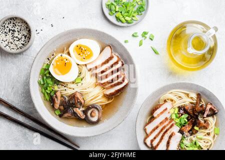 Ramen di pollo con uova e funghi shiitake. Cucina asiatica, Ramen Bowl Foto Stock