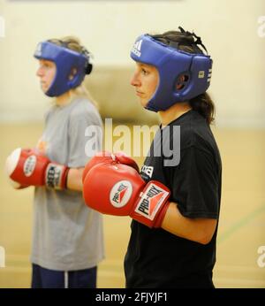 Boxing della donna per le Olimpiadi di Londra. UFFICIALE DELLA ROYAL NAVY LUCY O'CONNOR (VICINO) E SHARON HOLFORD 3/8/09. IMMAGINE DAVID ASHDOWN Foto Stock