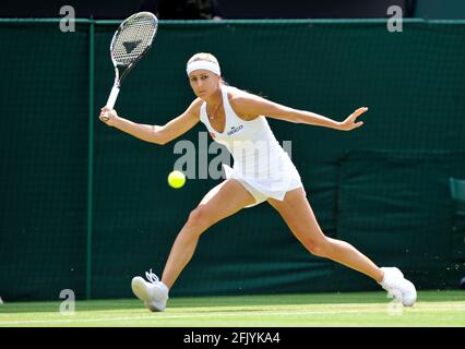 WIMBLEDON 2009 3° GIORNO. MARIA SHARAPOVA V GISELA DULKO. 24/6/09. IMMAGINE DAVID ASHDOWN Foto Stock