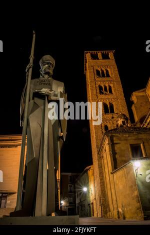 Immagine verticale del Monumento di Abat Oliba a Vic Di notte in Spagna Foto Stock