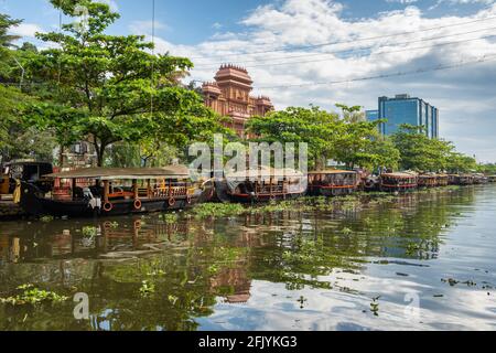 Le tradizionali barche da passeggeri parcheggiate presso le acque interne di Aleppey, Kerala, India Foto Stock