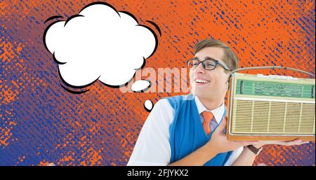 Composizione di felice uomo che tiene la radio retrò, bolla del parlato con spazio di copia su sfondo afflitto Foto Stock