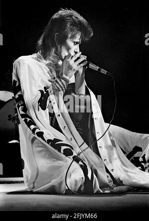 LONDRA: David Bowie suona dal vivo sul palco all'Earls Court Arena il 12 1973 maggio durante il tour di Ziggy Stardust (Foto di Gijsbert Hanekroot) Foto Stock